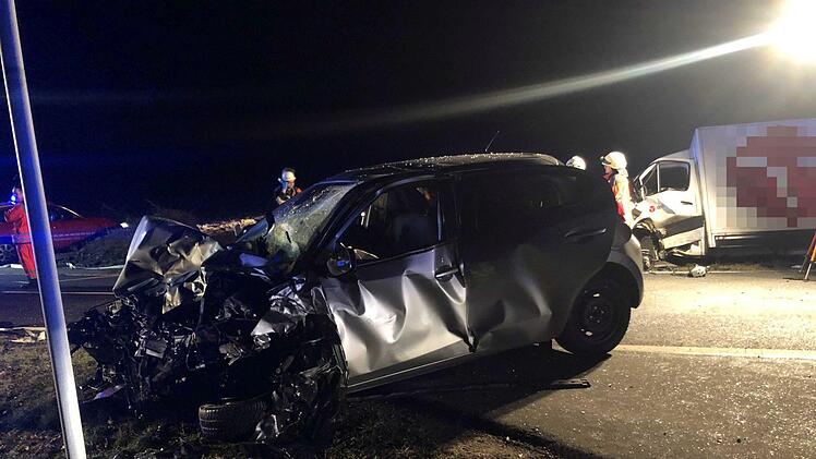 Im Nürnberger Land ist es am Donnerstagnachmittag (19. Dezember 2019) zu einem schweren Unfall gekommen. Eine Frau verlor dabei ihr Leben. Foto: Bauernfeind/News5