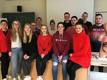 Die Schüler des Helios Bildungszentrums gemeinsam mit Schulleiterin Marianne Masso.  Foto: Nadine Höche