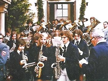 Die Anfangsjahre der Blaskapelle: Einweihung der erweiterten Pfarrkirche am 7. Juli 1974