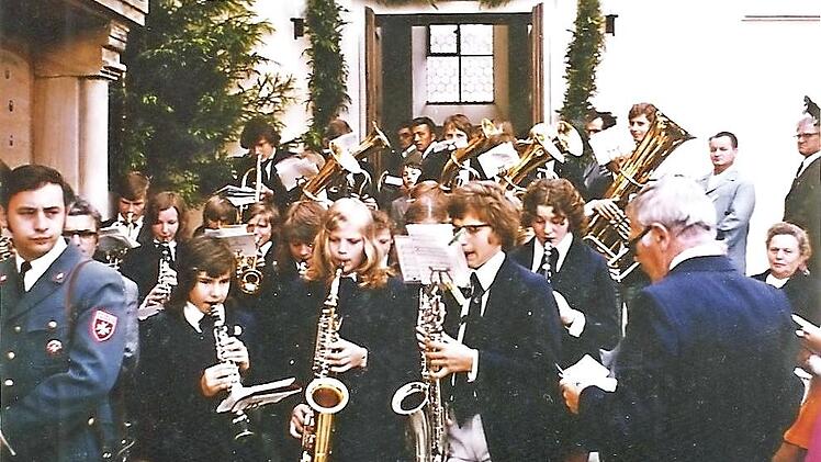 Die Anfangsjahre der Blaskapelle: Einweihung der erweiterten Pfarrkirche am 7. Juli 1974