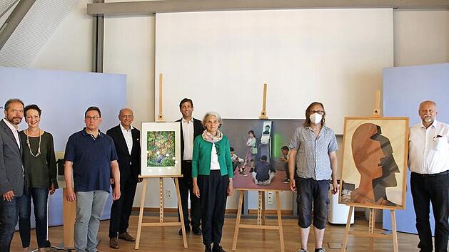 Preisverleihung im Saal der Volksbank Forchheim: Das Bild zeigt von links Kurt Neubauer und Tania Engelke (Organisationsteam Kunst & Genuss), Peter Hindelang (1. Preis), Gregor Scheller, Vorstandsvorsitzender der VR-Bank Bamberg-Forchheim, Landrat Hermann Ulm, Claudia Wirth (2. Preis), Guido Häfner (3. Preis) und Ernst Zian, Bürgermeister von Kunreuth.