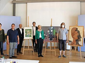 Preisverleihung im Saal der Volksbank Forchheim: Das Bild zeigt von links Kurt Neubauer und Tania Engelke (Organisationsteam Kunst&nbsp;&&nbsp;Genuss), Peter Hindelang (1. Preis), Gregor Scheller, Vorstandsvorsitzender der VR-Bank Bamberg-Forchheim, Landrat Hermann Ulm, Claudia Wirth (2. Preis), Guido H&auml;fner (3. Preis) und Ernst Zian, B&uuml;rgermeister von Kunreuth.