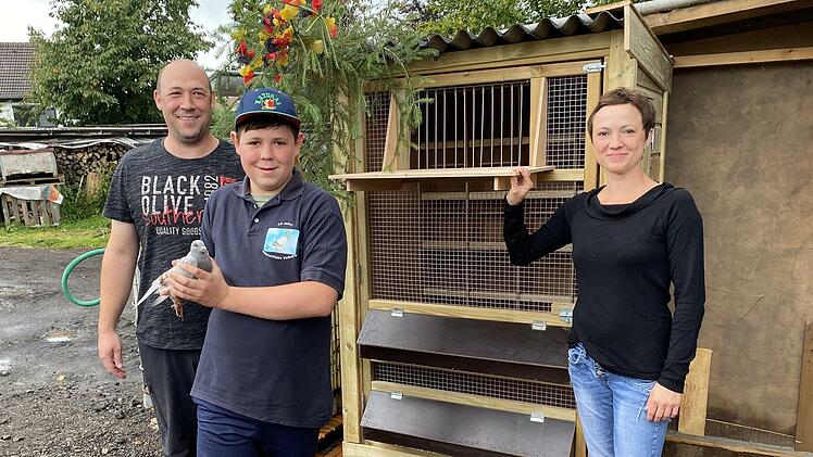 Alexandra und Heiko Wahn unterst&uuml;tzen das Hobby ihres Sohnes Moritz sowie dessen Heimat- und Tierliebe, besonders f&uuml;r die Taubenzucht.