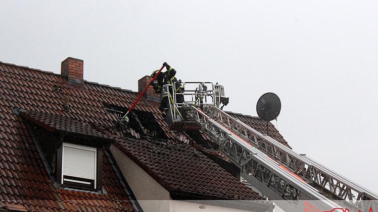 Cadolzburg: Blitzeinschlag in Einfamilienhaus - "Flammen schlugen aus Dach"
