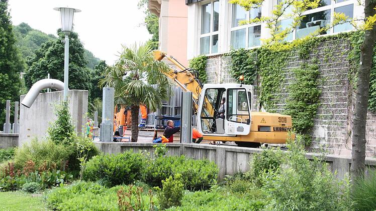 Vier, fünf Stunden dauert es, bis die komplette Schutzwand steht.