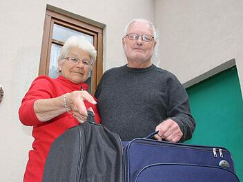 Nach einem sonnigen Urlaub im 2000 Kilometer entfernten Andalusien sind Anneliese und Günter Rüth ausgerechnet kurz vor der Heimat mit ihrem Gepäck am Bahnhof Ebenhausen gestrandet. Foto: Ralf Ruppert