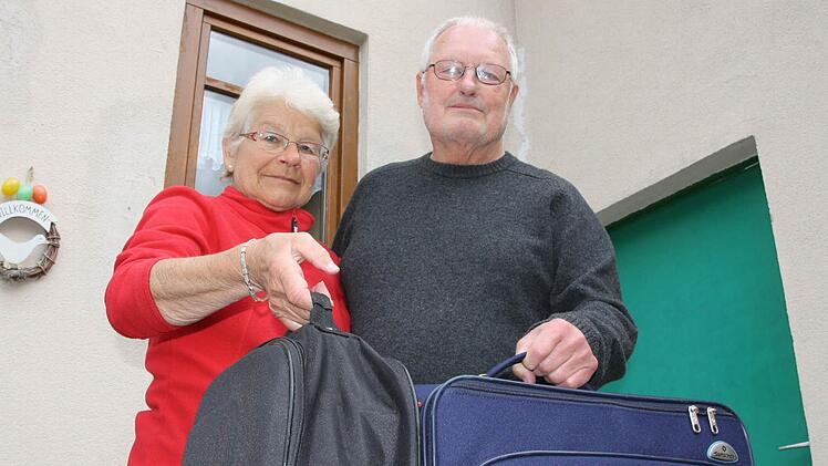 Nach einem sonnigen Urlaub im 2000 Kilometer entfernten Andalusien sind Anneliese und Günter Rüth ausgerechnet kurz vor der Heimat mit ihrem Gepäck am Bahnhof Ebenhausen gestrandet. Foto: Ralf Ruppert