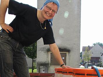 Helga Pokoj-Müller freut sich auf den frischen Apfelsaft. Foto: Ralf Kestel