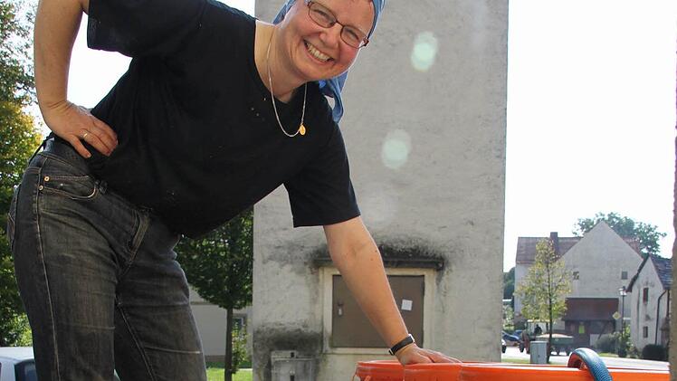 Helga Pokoj-Müller freut sich auf den frischen Apfelsaft. Foto: Ralf Kestel