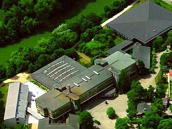 Die Dächer des Ost- und Westflügels am Ehrenbürg-Gymnasium werden durch Neu-Konstruktionen ersetzt.  Foto: Archiv/Gerhard Launer