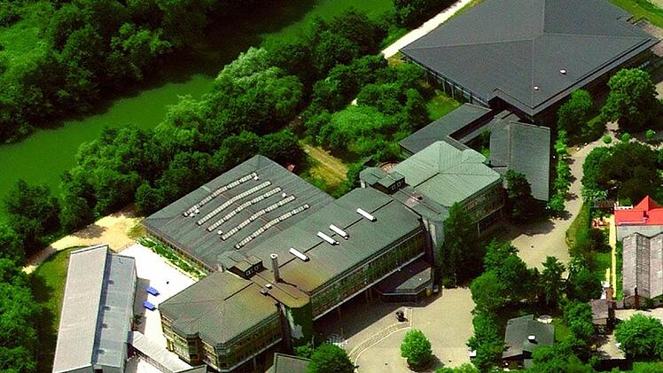 Die Dächer des Ost- und Westflügels am Ehrenbürg-Gymnasium werden durch Neu-Konstruktionen ersetzt.  Foto: Archiv/Gerhard Launer