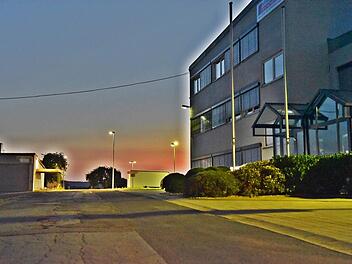 Auf Wunsch der ansässigen Firmen wird die Straße im Industriegebiet komplett neu hergestellt. Foto: Gabi Arnold