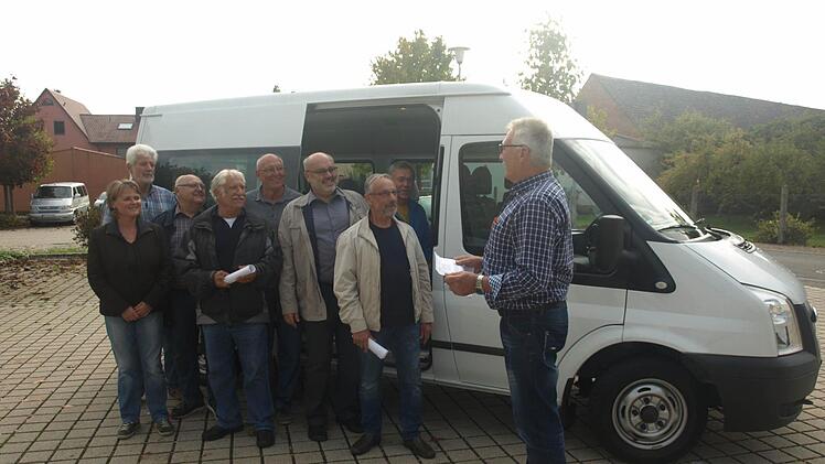 Gekauft hat die Gemeinde einen Neunsitzer als Bürgerbus. Bislang ist die Annahme in Rottershausen für Einkäufe und Arztbesuche noch ausbaufähig. Auf unserem Foto weist Dieter Ott (rechts) die ehrenamtlichen Fahrer ein.  Foto: Stefan Geiger