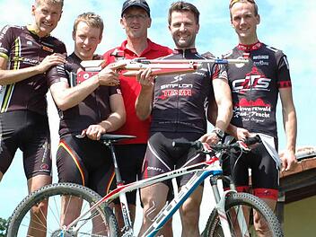 Mountainbike und Luftgewehr gehören beim SV Lauertal Burglauer zusammen. Der Schützenverein um Hauptorganisator Wolfgang Back (Mitte) lädt heute zum 24. Mountainbike-Biathlon. Foto: Gunther Fink