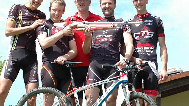 Mountainbike und Luftgewehr gehören beim SV Lauertal Burglauer zusammen. Der Schützenverein um Hauptorganisator Wolfgang Back (Mitte) lädt heute zum 24. Mountainbike-Biathlon. Foto: Gunther Fink