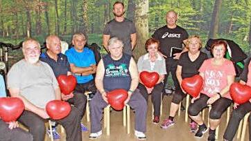 Übungsleiter René Engel (hinten links) und Studiobetreiber Michael Haust bieten ab sofort eine Herzsportgruppe an. Der Arzt Wolfgang Hasselkus (Zweiter von links) freut sich über die Akzeptanz. Foto: Peter Tischer
