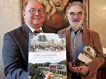 Die Herausgeber Peter Weidisch (links), Kulturreferent der Stadt Bad Kissingen, und Fred Kaspar, Mitarbeiter der LWL-Denkmalpflege, Landschafts- und Baukultur in Westfalen, präsentieren den Tagungsband "Kurort und Modernität". S Foto: Sigismund von Dobschütz