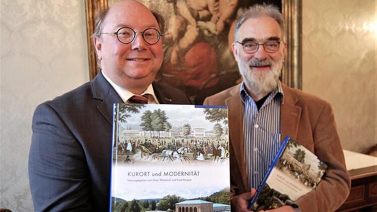 Die Herausgeber Peter Weidisch (links), Kulturreferent der Stadt Bad Kissingen, und Fred Kaspar, Mitarbeiter der LWL-Denkmalpflege, Landschafts- und Baukultur in Westfalen, präsentieren den Tagungsband "Kurort und Modernität". S Foto: Sigismund von Dobschütz