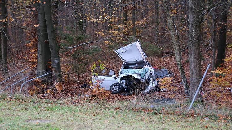 Völlig zerstört blieb der Unfallwagen direkt neben der Autobahn liegen. Die Feuerwehr befreite den eingeklemmten Fahrer. Foto: Ralf Ruppert