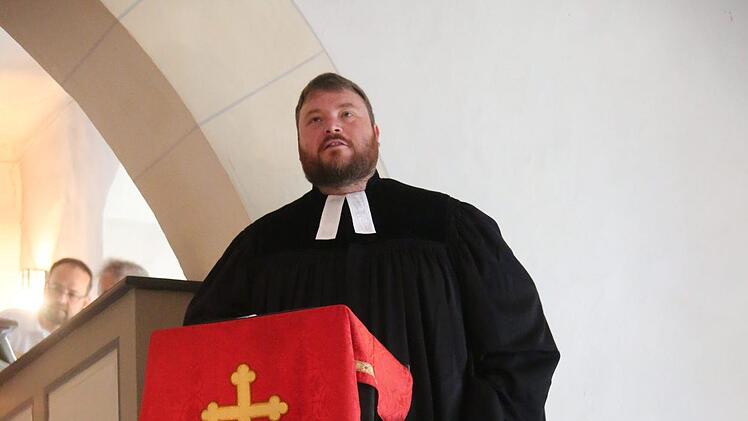 Amüsantes aus der wechselvollen Dorf- und Kirchengeschichte Bischwinds wusste Pfarrer Tobias Knötig in seiner Festpredigt zu berichten. Foto: Bettina Knauth