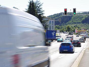 An der Kreuzung Industriestraße soll in Zusammenarbeit mit der Stadt eine deutliche Verbesserung der Verkehrssituation erreicht werden.