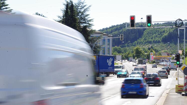 An der Kreuzung Industriestraße soll in Zusammenarbeit mit der Stadt eine deutliche Verbesserung der Verkehrssituation erreicht werden.