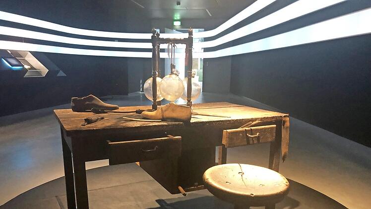 An diesem Tisch soll Adolf Dassler gearbeitet haben, nun steht er im Museum des Unternehmens.