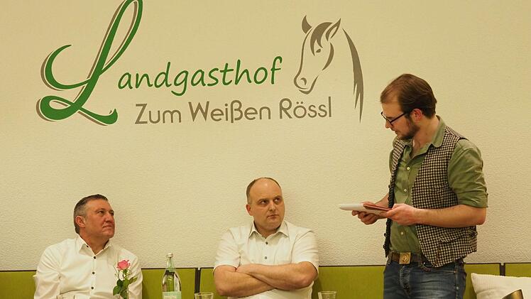 Gut zwei Stunden müssen mit Frank Heckelmann (links) und Daniel Wehner die Bürgermeister-Kandidaten für den Markt Burkardroth  Rede und Antwort stehen.