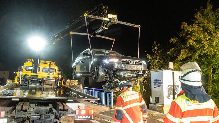 Lichtenfels: Audi kommt von Fahrbahn ab und droht auf Bahngleise zu stürzen