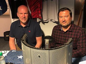 Ihr Experten-Wissen stellten Uwe Bindrum (links) und Mario Wirth im Sternenzelt-Studio unter Beweis. Foto: Alexander Pfülb