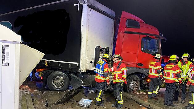 Lkw rast in Tankstelle