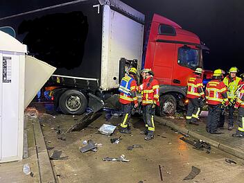 Lkw rast in Tankstelle