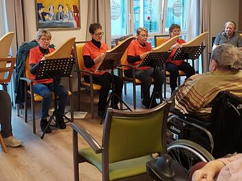Die Musikerinnen Christine Nitzold, Inge Engel, Carola Arnold, Pia Briechle, und Roswitha Endert bilden das Veeh-Hafen Quintett.