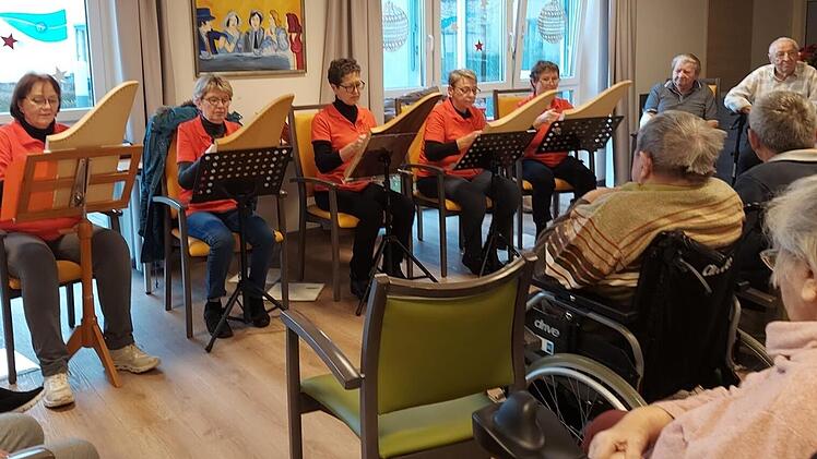 Die Musikerinnen Christine Nitzold, Inge Engel, Carola Arnold, Pia Briechle, und Roswitha Endert bilden das Veeh-Hafen Quintett.