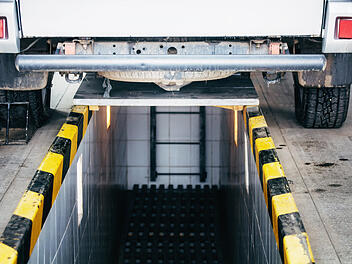 24-J&auml;hriger beim Einweisen von Auto &uuml;berrollt