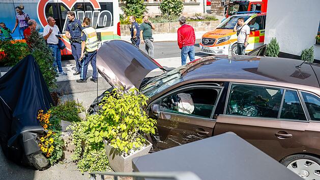 Mehrere Verletzte bei Unfall mit Linienbus: Auto wird von der Straße geschleudert und kollidiert frontal mit Taxi