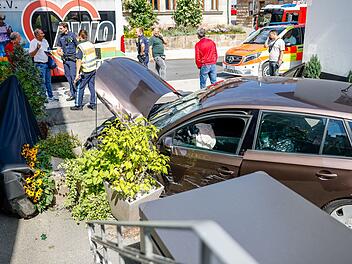 Mehrere Verletzte bei Unfall mit Linienbus: Auto wird von der Straße geschleudert und kollidiert frontal mit Taxi
