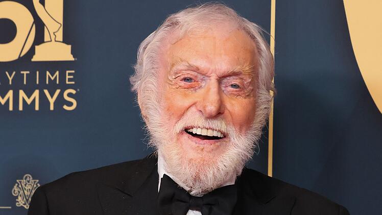 Eine lebende Hollywood-Legende: "Mary Poppins"-Star Dick van Dyke feiert am 13. Dezember seinen 100. Geburtstag.