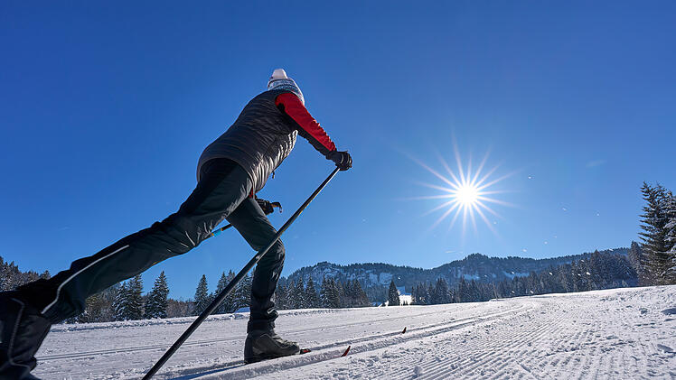 Aktive Seniorin beim Langlaufen im frisch gefallenen Pulverschnee in den Allg&auml;uer Alpen bei Balderschwang, Bayern, Deutschland