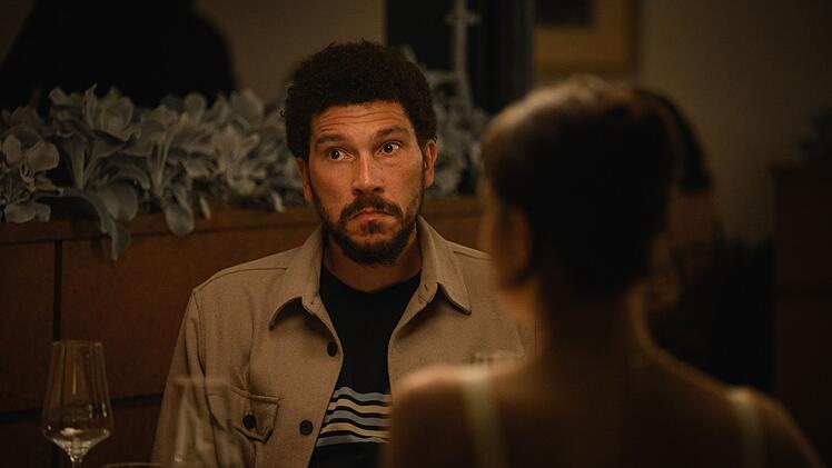 Daniel (Joel Fry) ist nicht der einzige, der sich bei dem von seiner Frau initiierten Kennenlern-Dinner unwohl f&uuml;hlt.