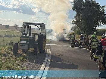 Burgebrach: Feuerwehren zu Anh&auml;nger-Brand alarmiert - Stra&szlig;e gesperrt