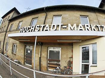 Der  denkmalgeschützte Bahnhof Hochstadt-Marktzeuln wurde 1848/49 erbaut und wird am Freitag in einer Woche verkauft.