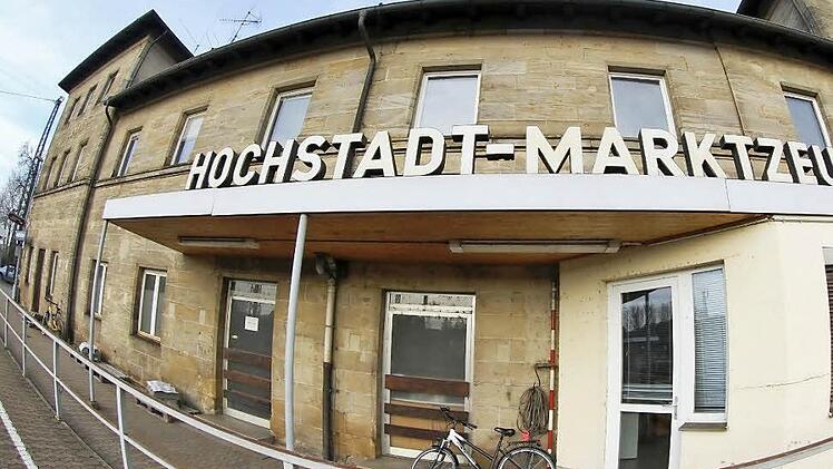 Der  denkmalgeschützte Bahnhof Hochstadt-Marktzeuln wurde 1848/49 erbaut und wird am Freitag in einer Woche verkauft.