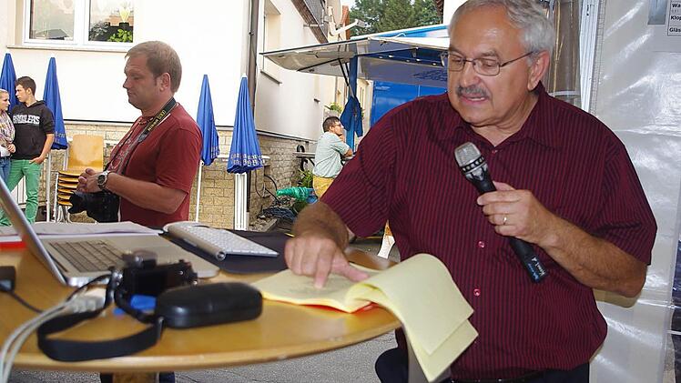 Roland Schönmüller stellte die Ortschronik zum 675-jährigen Bestehen von Hesselbach vor.