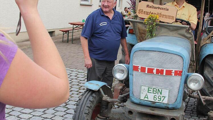 Was für eine Freude: Traktorfan Jens Fichtner auf dem Eicher von Herbert Schramm (links). Eicher und Schirmherr haben das gleiche "Baujahr".