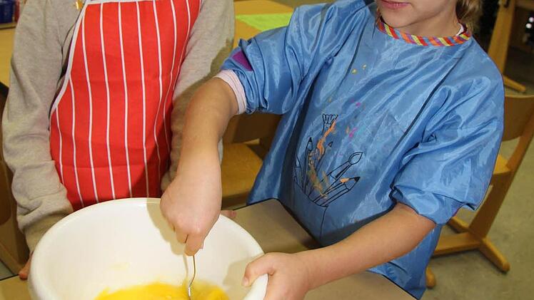 Alles gut verrühren: Fiona Will und Sina Leonhardt aus Burghaig finden es toll, in der Schule Tassen-Apfelkuchen zu backen.