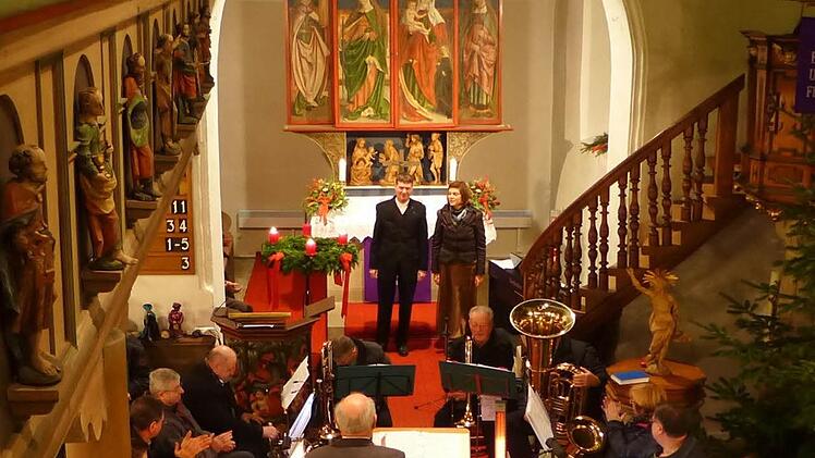 Viel Applaus ernteten die Organistin Kata Szabó, Pfarrer Martin Bauer als Tenor und der Posaunenchor Sylbach unter Leitung von Reiner Sidon für ihre Adventsmusik.
