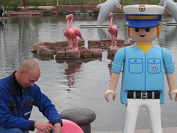 Unter Aufsicht des Playmobil-Hafenarbeiters wird beim Paddelboot letzte Hand angelegt. Foto: Playmobil