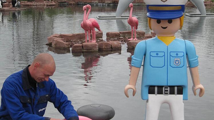 Unter Aufsicht des Playmobil-Hafenarbeiters wird beim Paddelboot letzte Hand angelegt. Foto: Playmobil