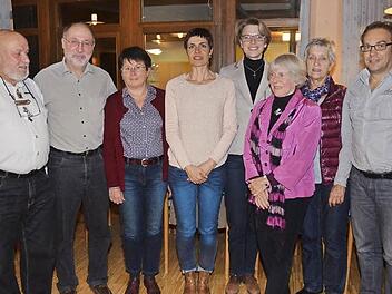 Der neue Vorstand des Hospizvereins Kronach (v. l.): Heinz Stengel, Peter Witton, Ingeburg Kufer, Anja Männl, Elke Fischer, Ingrid Steinhäußer, Resi Jakob und Frank Schubert. Foto: Karl-Heinz Hofmann